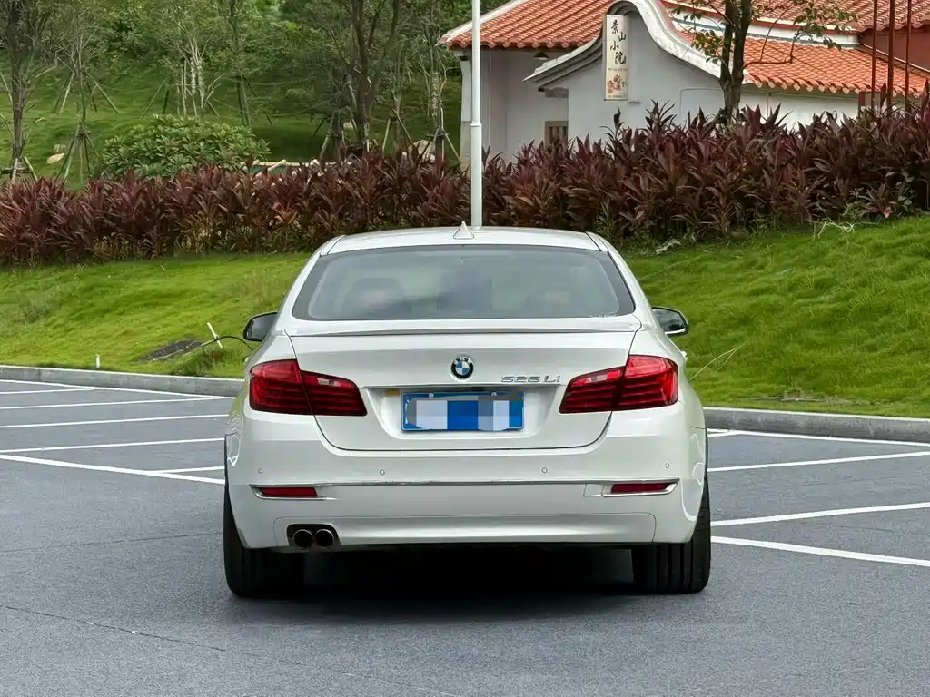 BMW 5 Series — миниатюра 8