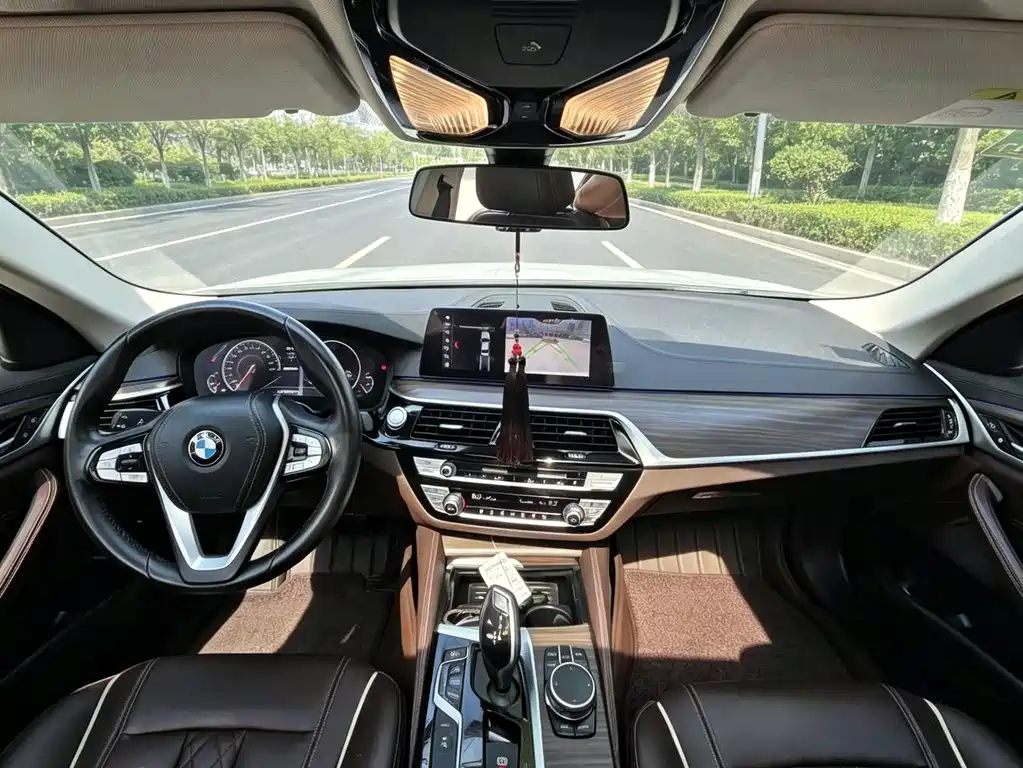 BMW 5 Series New Energy — миниатюра 7
