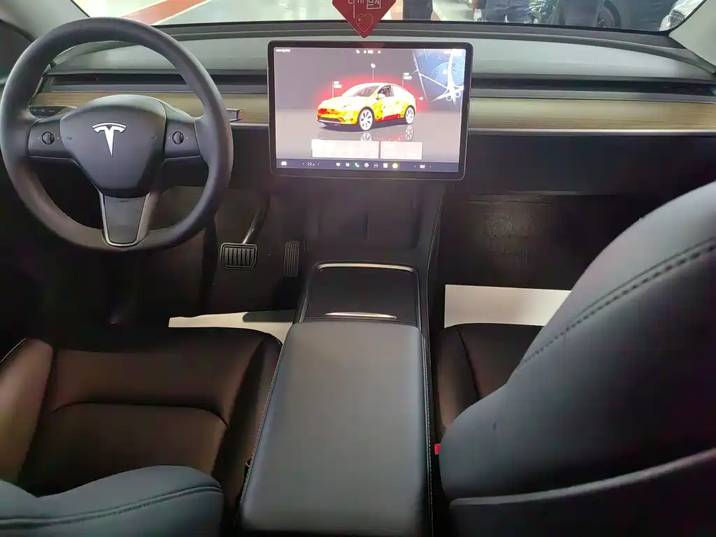 Tesla Model Y — миниатюра 5