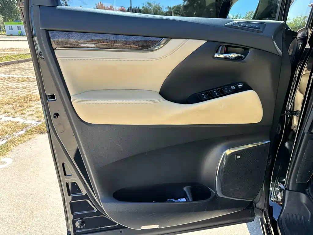 Toyota Alphard — миниатюра 14