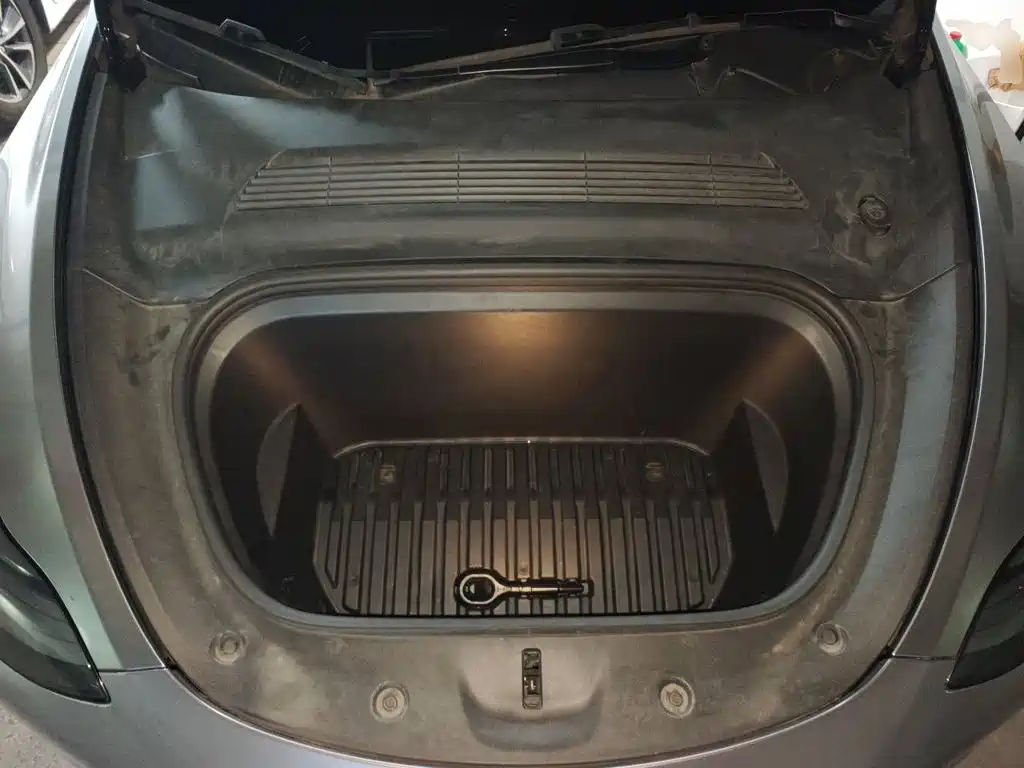 Tesla Model Y — миниатюра 11