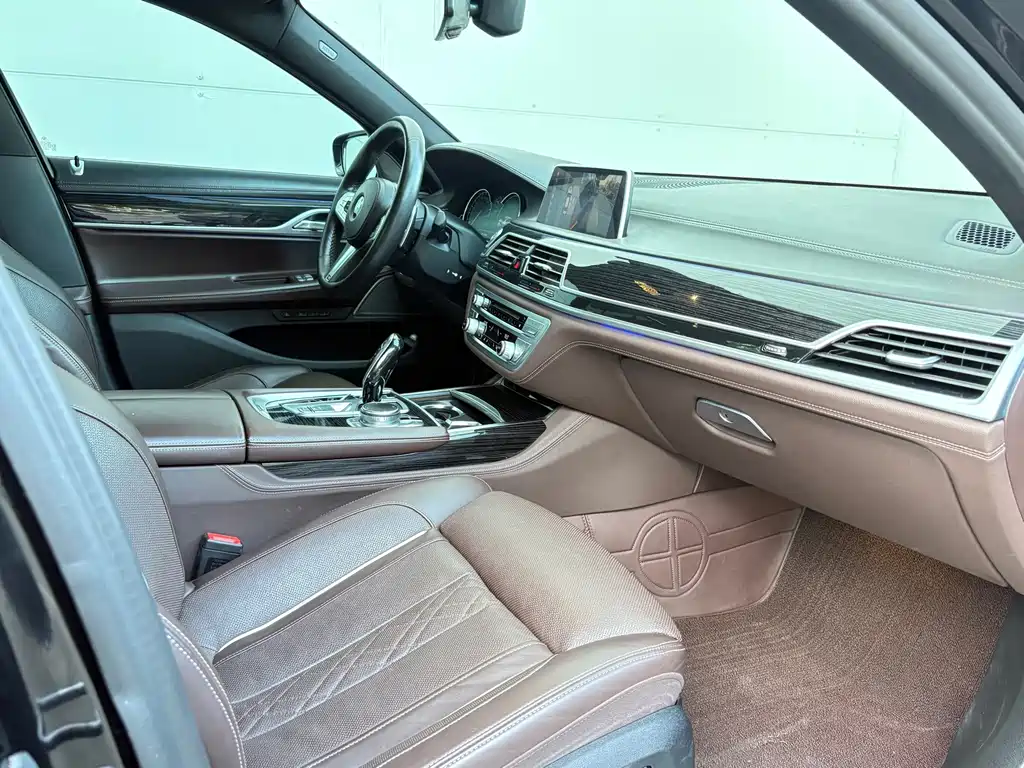 BMW 7 Series — миниатюра 9