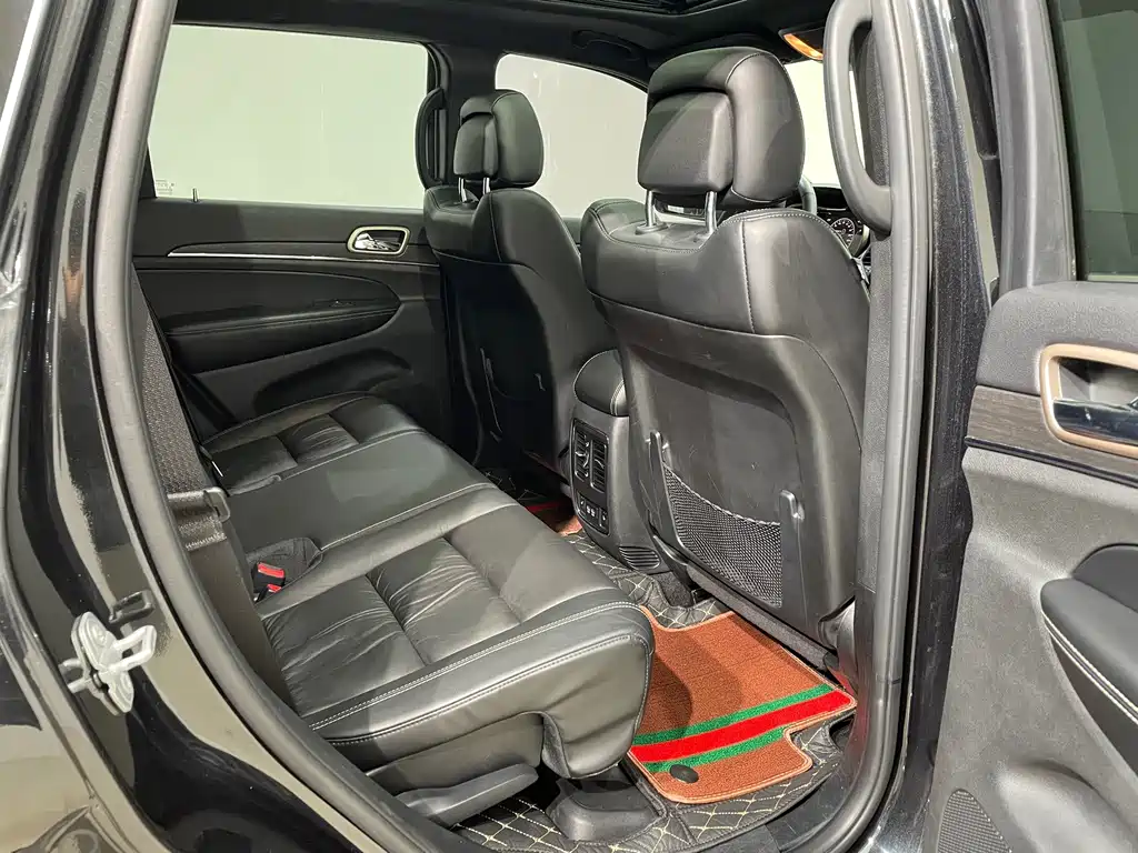 Jeep Grand Cherokee (Import) — миниатюра 23