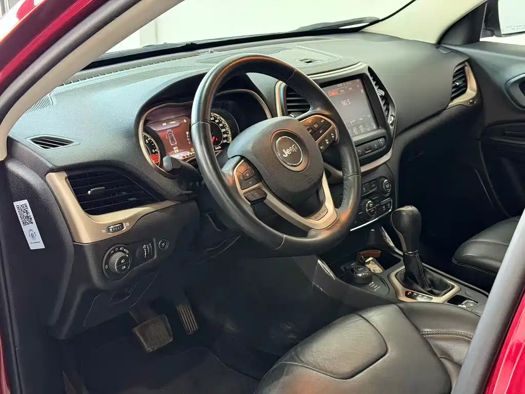 Jeep Cherokee (Import) — миниатюра 8