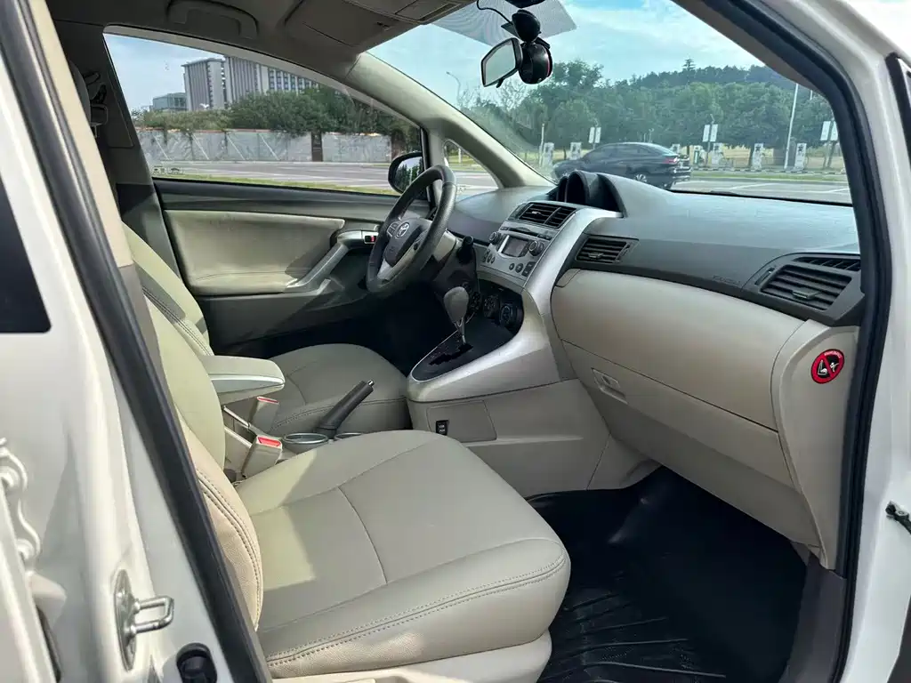 Toyota Verso — миниатюра 13