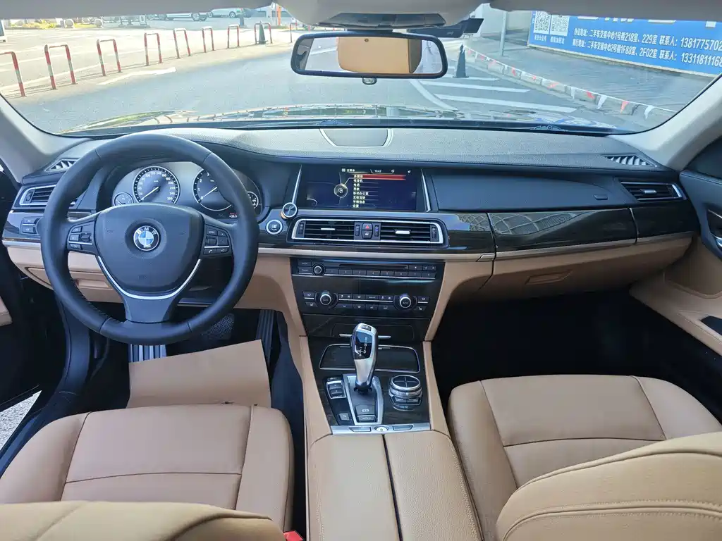 BMW 7 Series — миниатюра 11