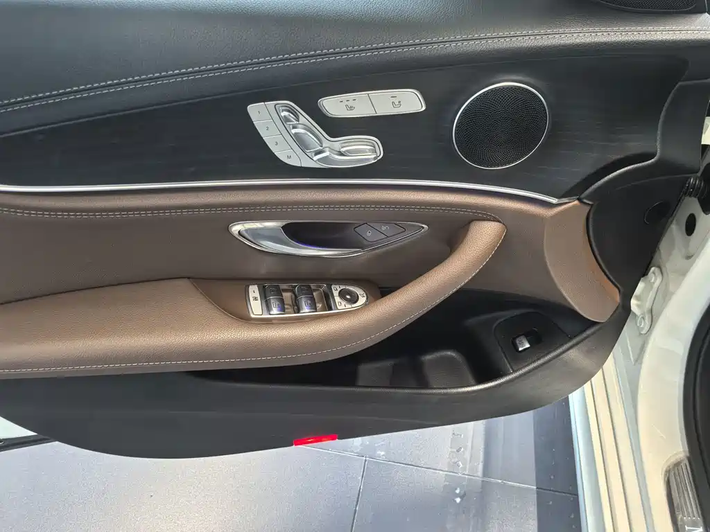 Mercedes-Benz E-Class — миниатюра 9