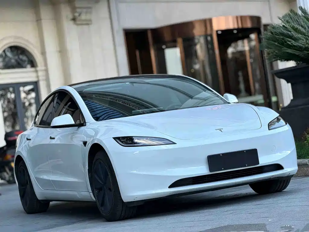 Tesla Model 3 — миниатюра 3