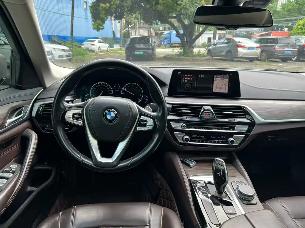 BMW 5 Series — миниатюра 4