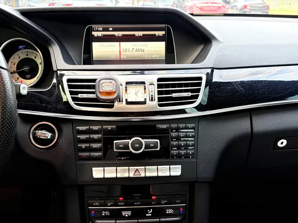 Mercedes-Benz E-Class — миниатюра 12