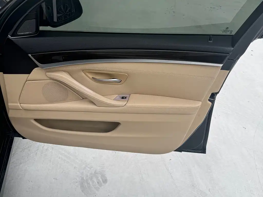 BMW 5 Series — миниатюра 9