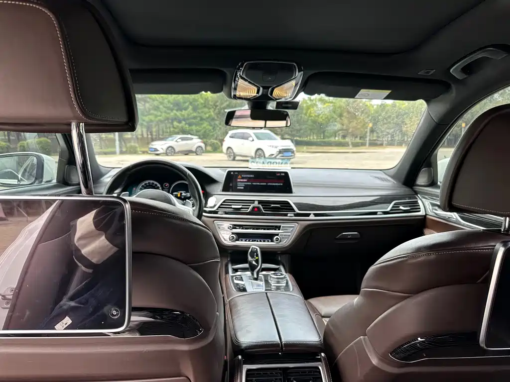 BMW 7 Series — миниатюра 5