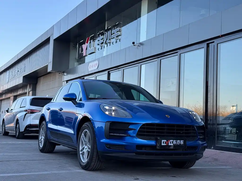 PORSCHE MACAN