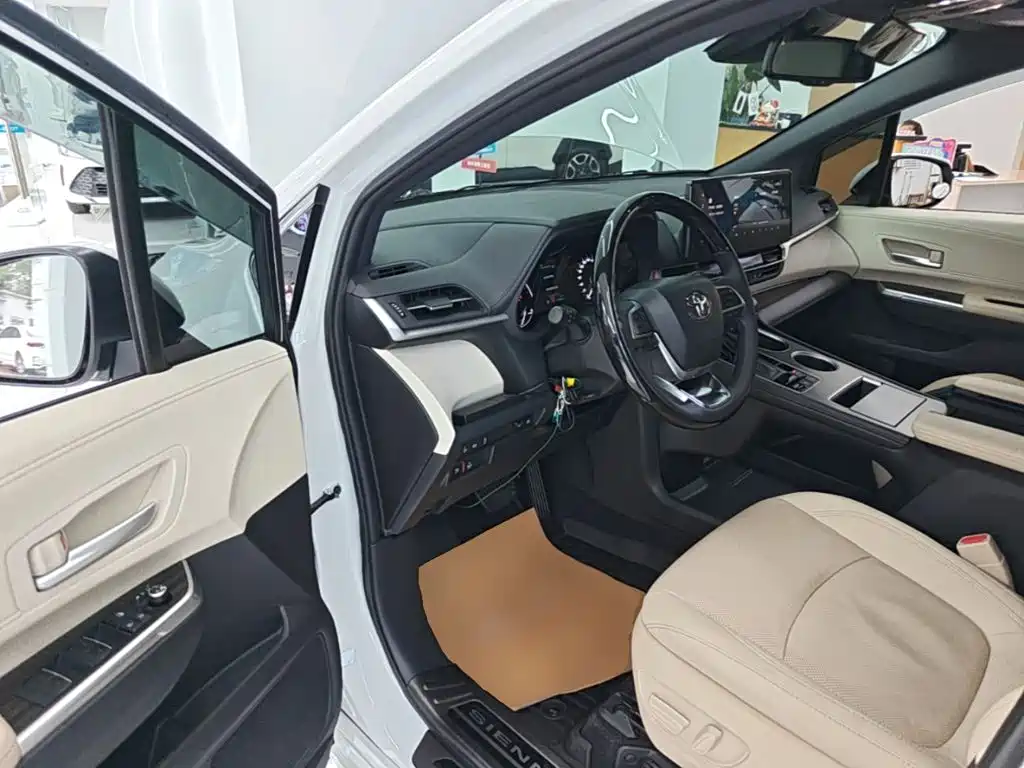 Toyota Sienna — миниатюра 21
