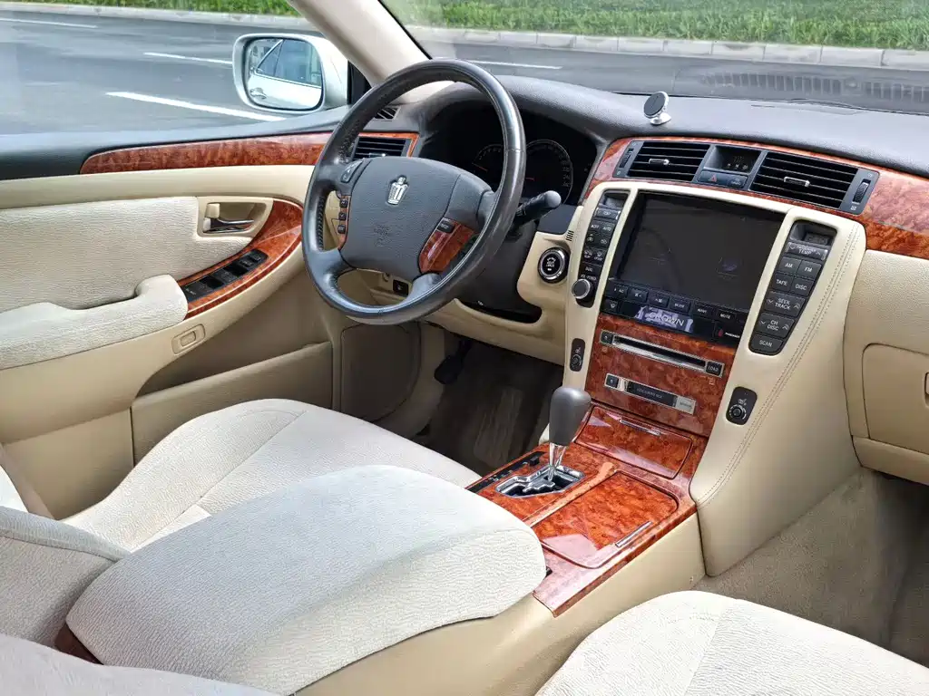 Toyota Crown — миниатюра 2