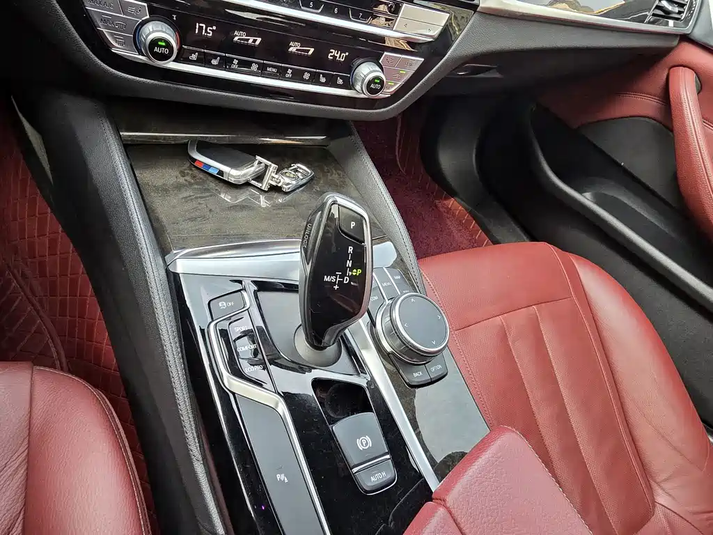 BMW 5 Series — миниатюра 12