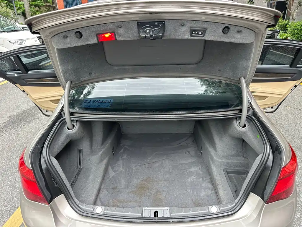BMW 7 Series — миниатюра 13