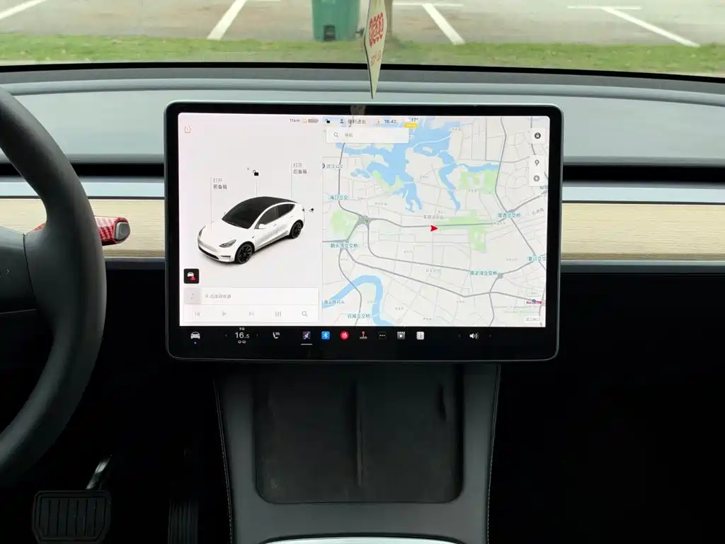 Tesla Model Y — миниатюра 16