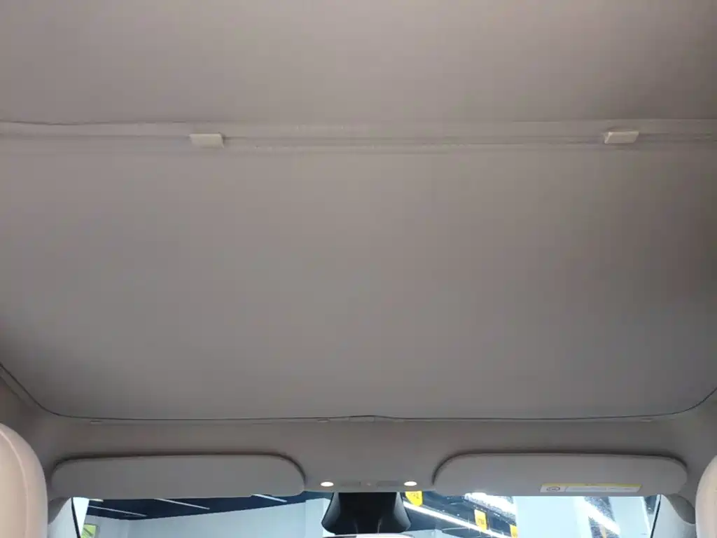 Tesla Model Y — миниатюра 18