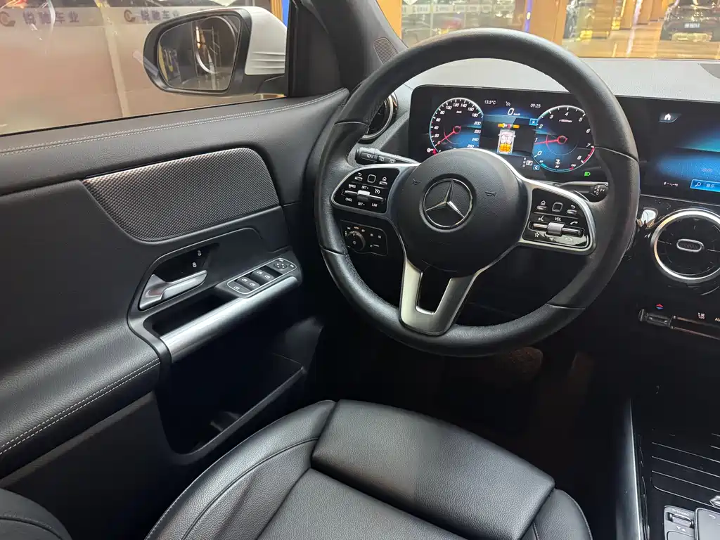 MERCEDES-BENZ GLA