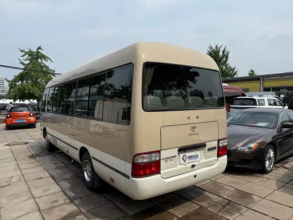 Toyota Coaster — миниатюра 6