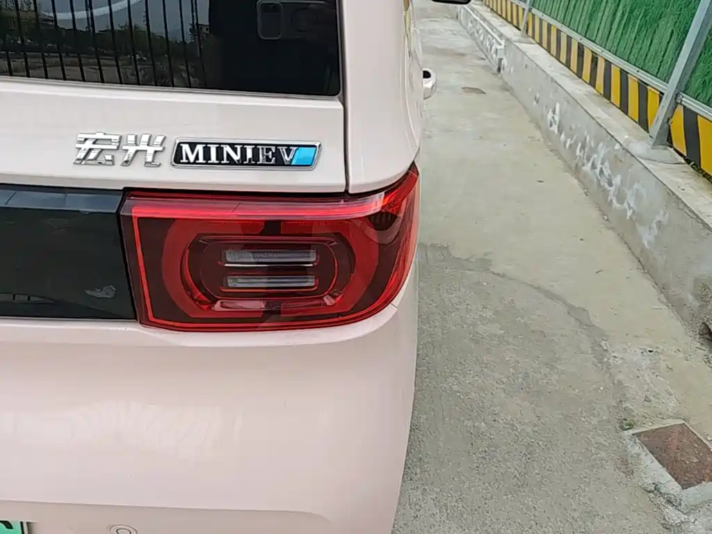 Wuling MINIEV — миниатюра 8