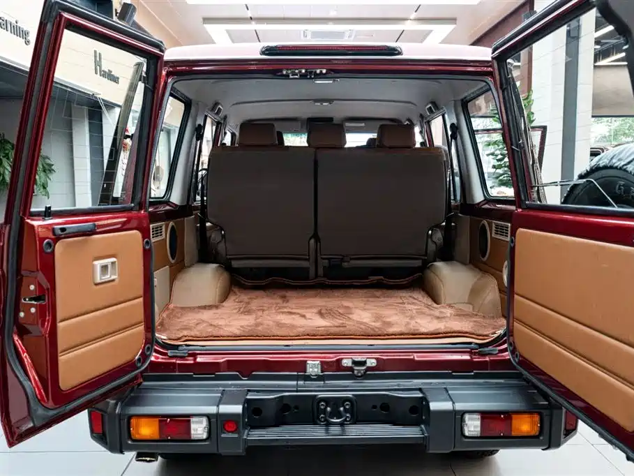 Toyota Land Cruiser LC76 2025 4.0L AT
