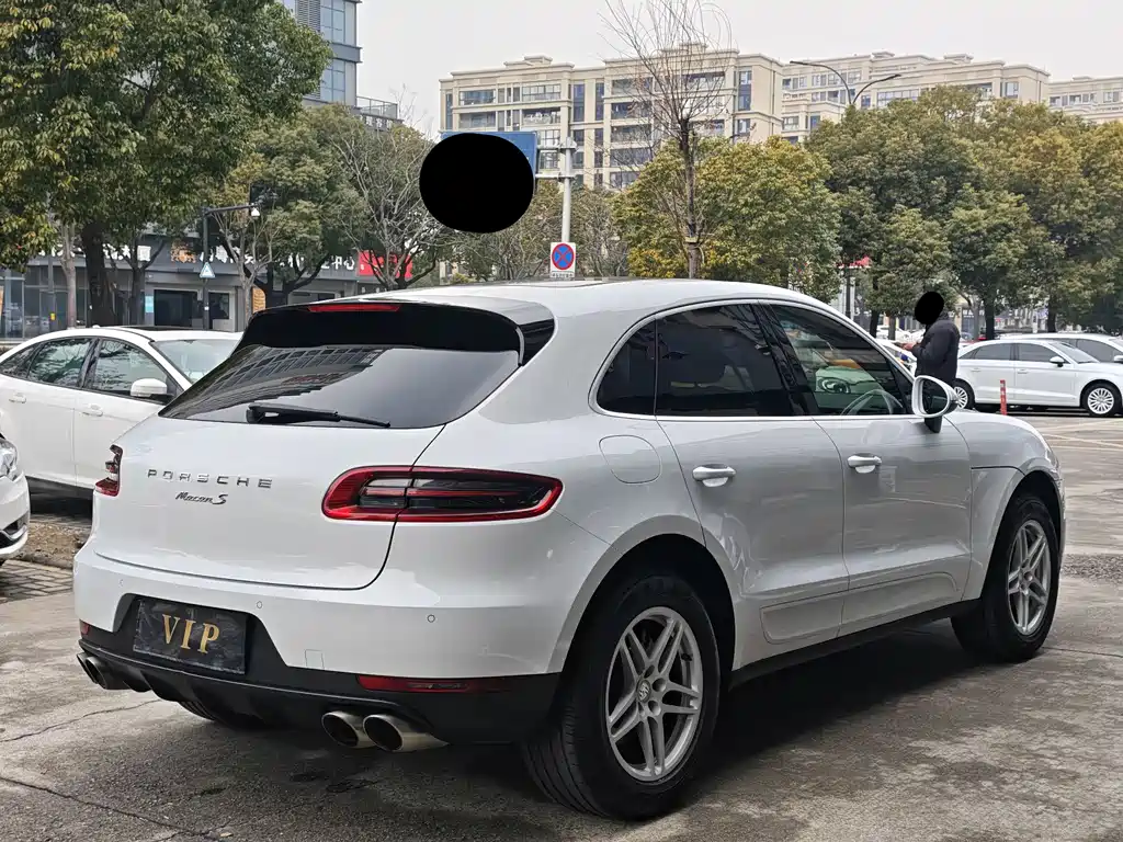 PORSCHE MACAN