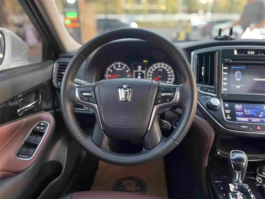 Toyota Crown — миниатюра 18