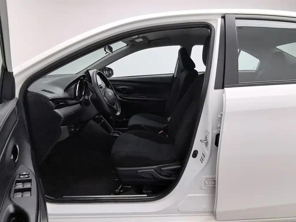 Toyota Yaris L — миниатюра 10