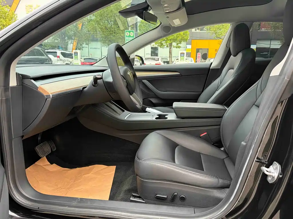 Tesla Model 3 — миниатюра 7