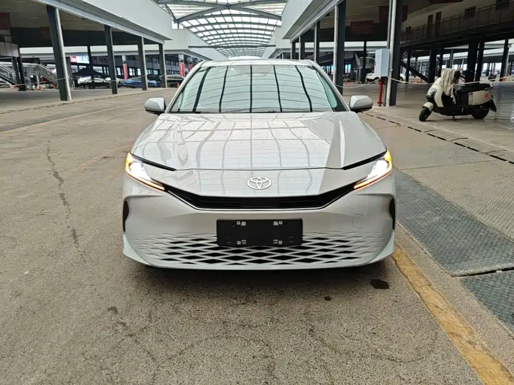 Toyota Camry — миниатюра 3