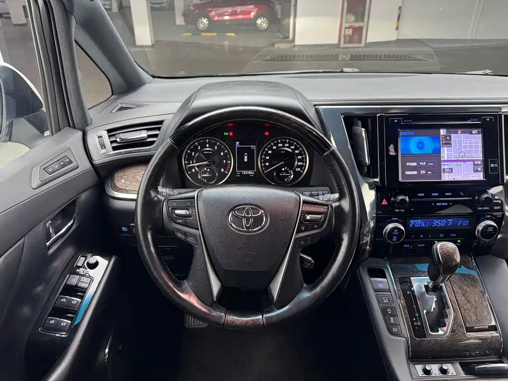 Toyota Alphard — миниатюра 12