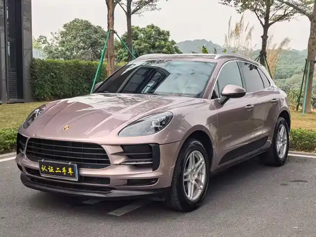 PORSCHE MACAN