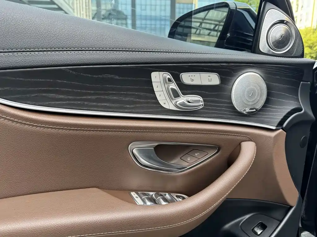 Mercedes-Benz E-Class — миниатюра 5