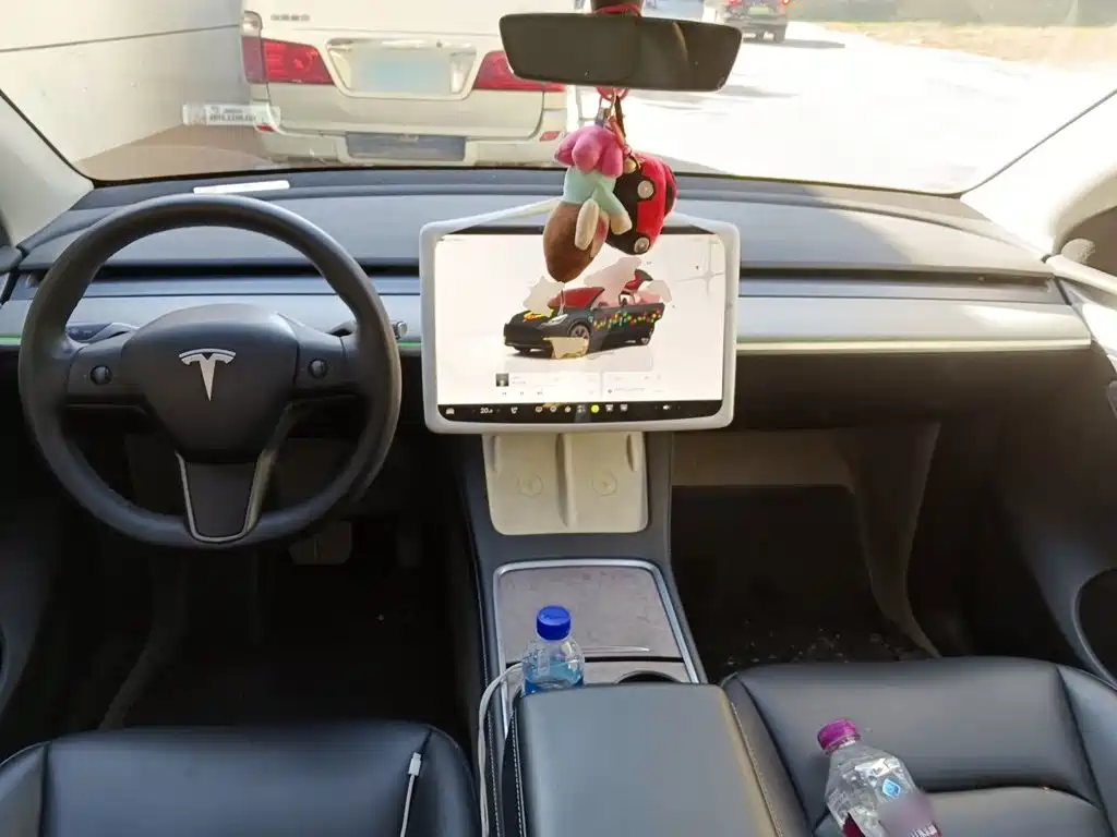 Tesla Model Y — миниатюра 5