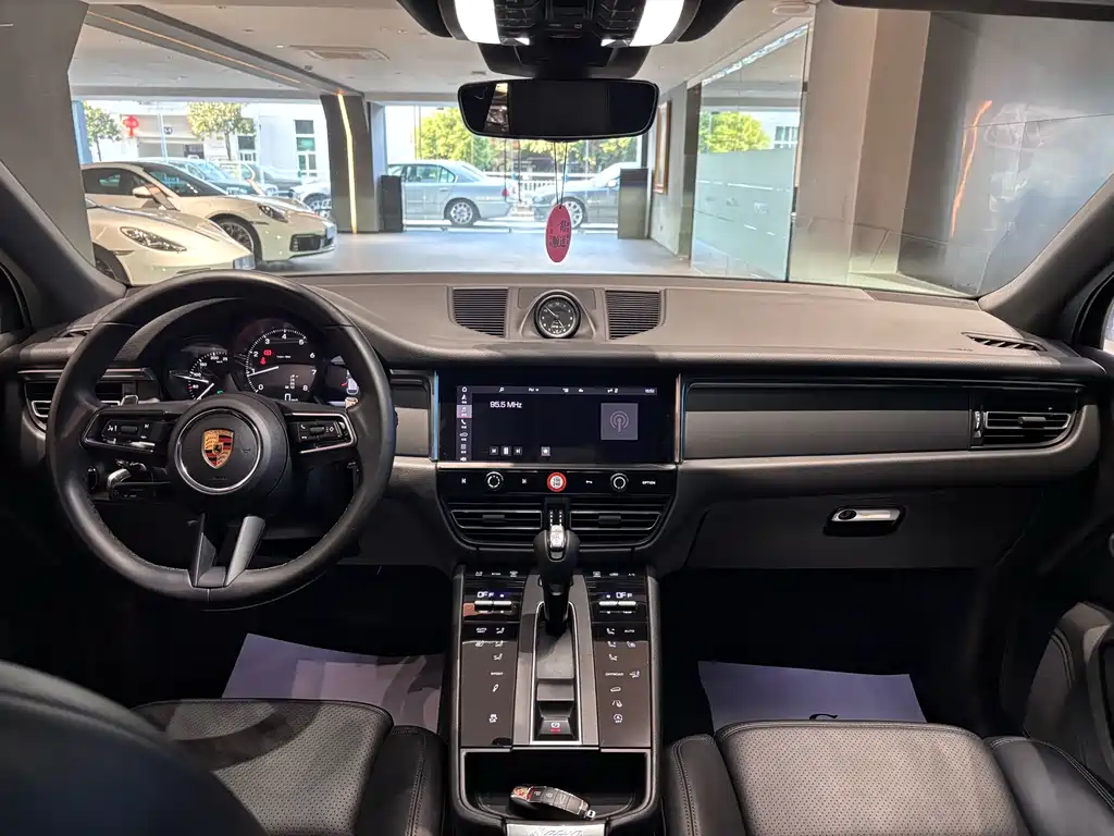 PORSCHE MACAN