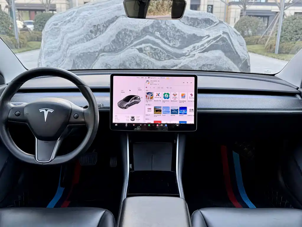 TESLA MODEL 3