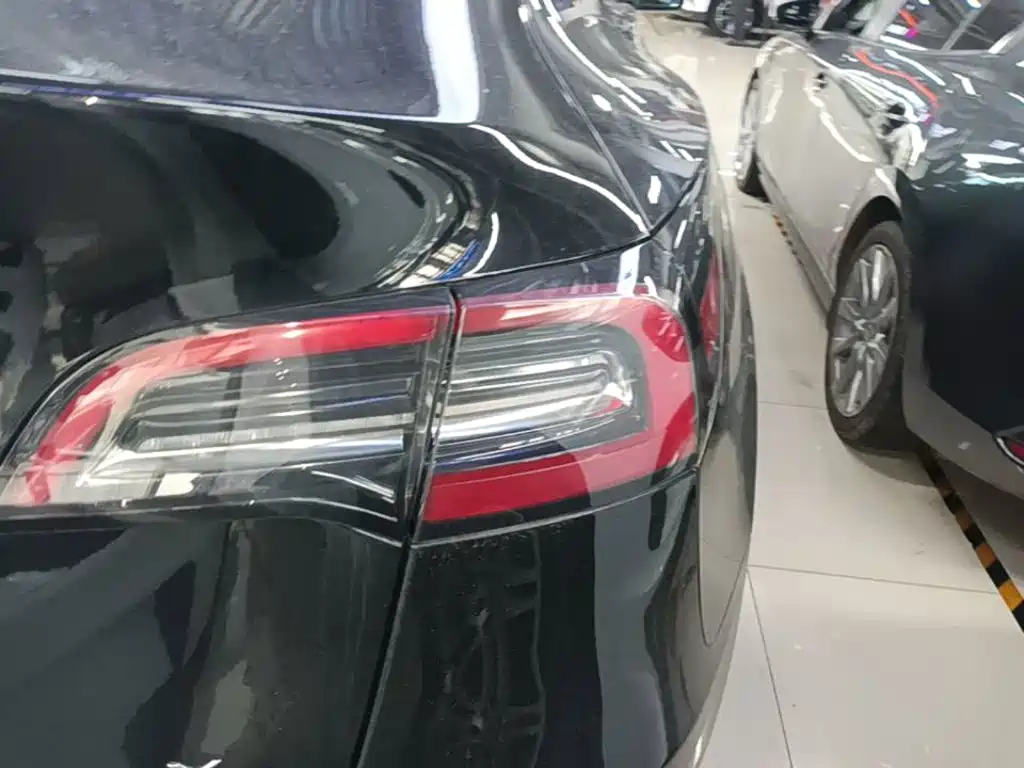 Tesla Model Y — миниатюра 8