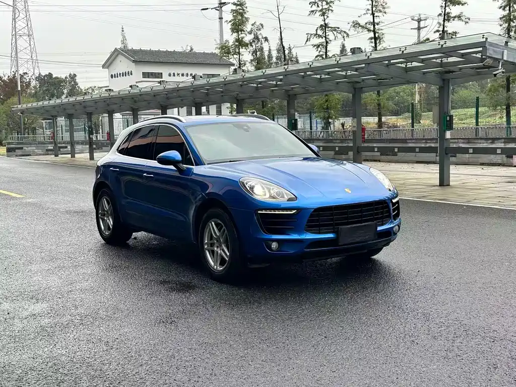 PORSCHE MACAN