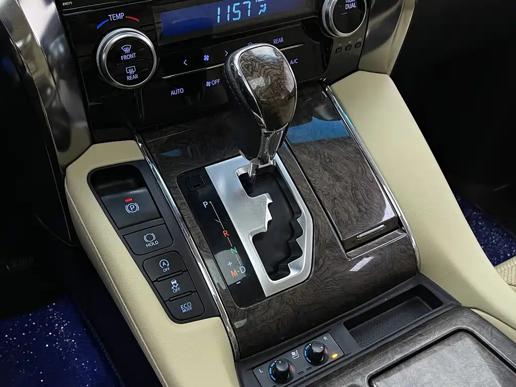 Toyota Alphard — миниатюра 4