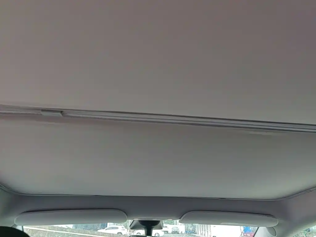 Tesla Model Y — миниатюра 18