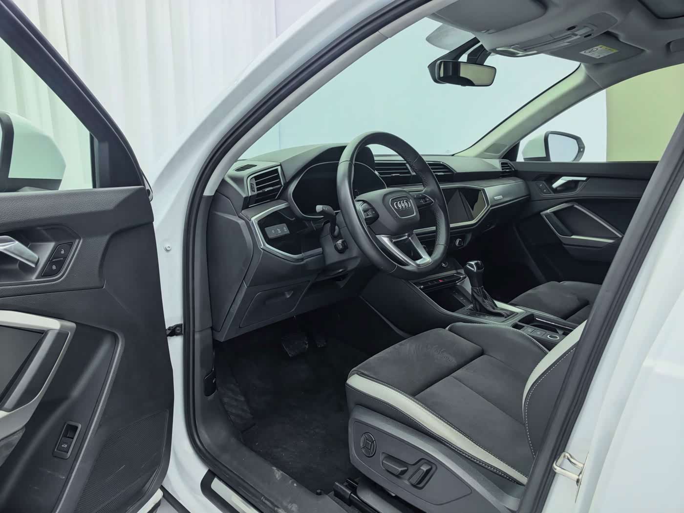 Audi Q3 1.4 л 2023 г. Белый, пробег 39000 км