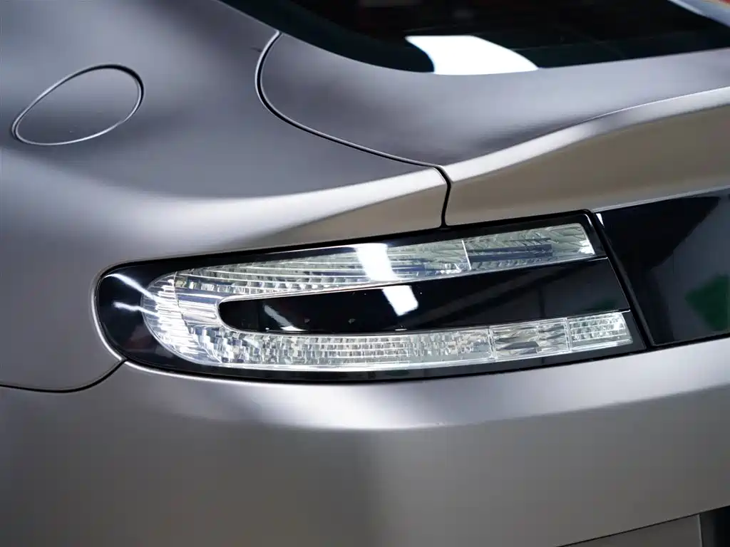 ASTON MARTIN V8 VANTAGE