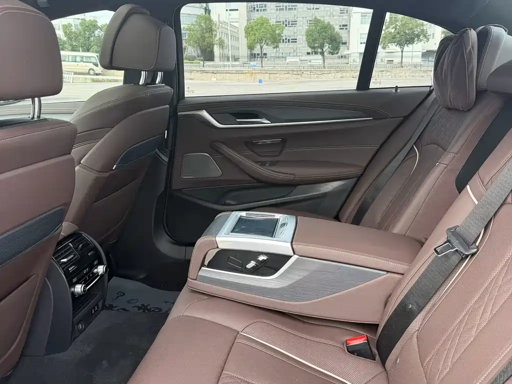 BMW 5 Series — миниатюра 5
