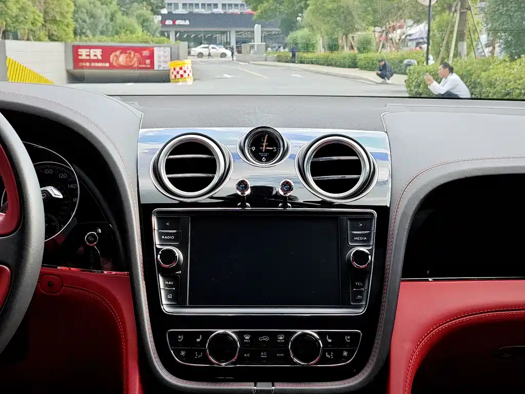 Bentley Bentayga — миниатюра 10