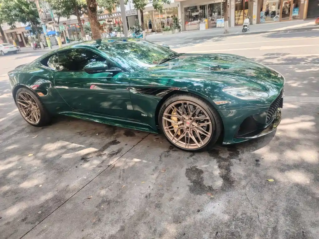 Aston Martin DBS — миниатюра 2