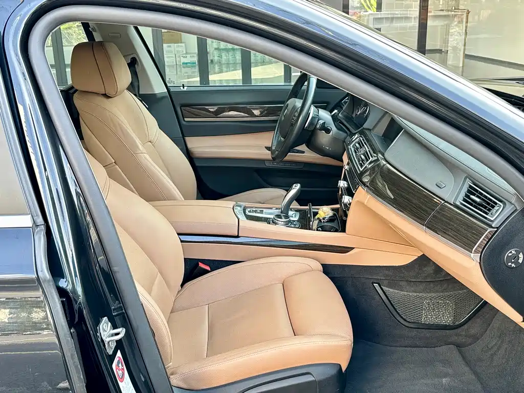 BMW 7 Series — миниатюра 14