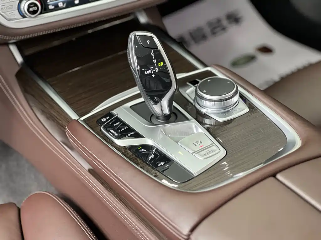 BMW 7 Series — миниатюра 13