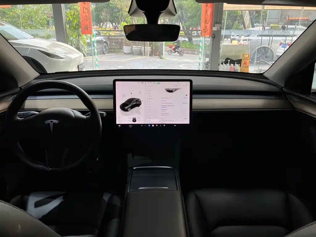 TESLA MODEL Y